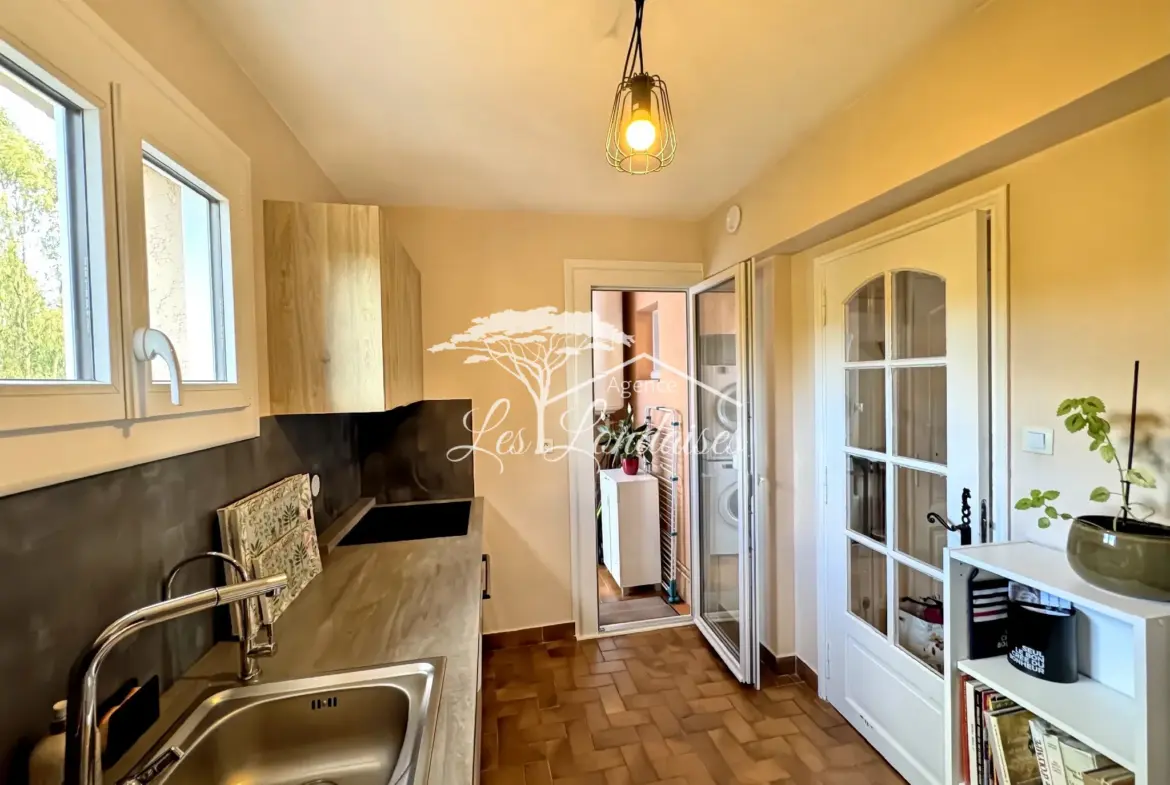 Appartement T3 lumineux avec terrasse en centre-ville de La Londe-les-Maures 