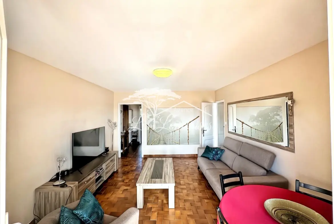 Appartement T3 lumineux avec terrasse en centre-ville de La Londe-les-Maures 