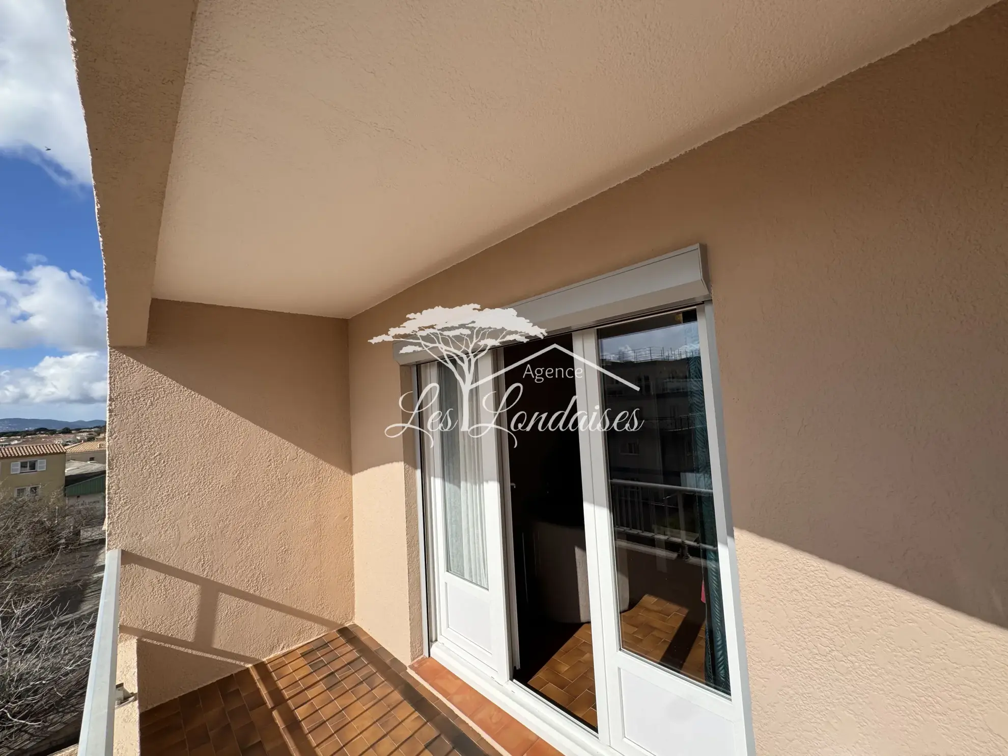 Appartement T3 lumineux avec terrasse en centre-ville de La Londe-les-Maures 