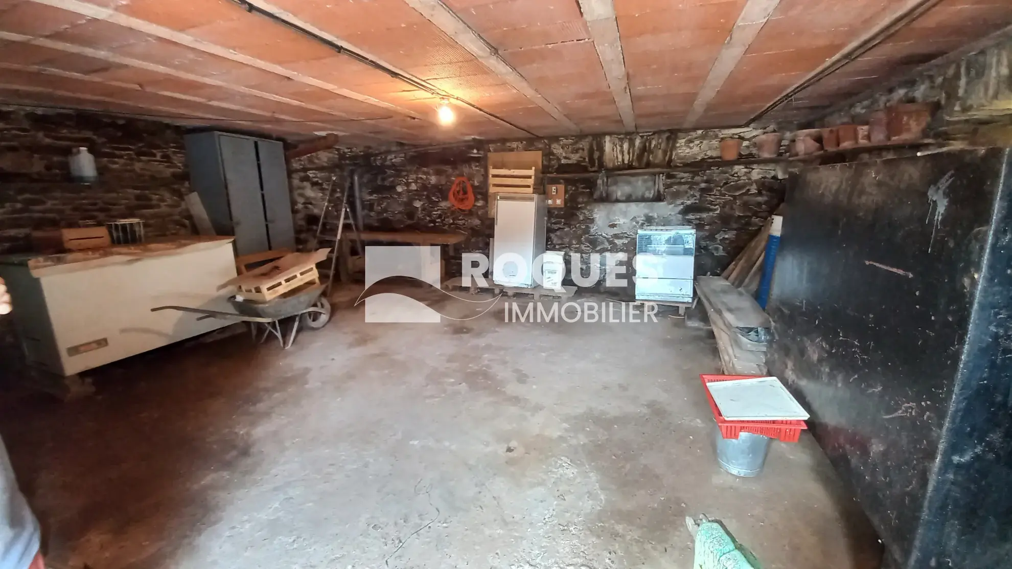 Maison F5 de 120 m² à rénover avec terrasse et jardin à Salle-Curan 