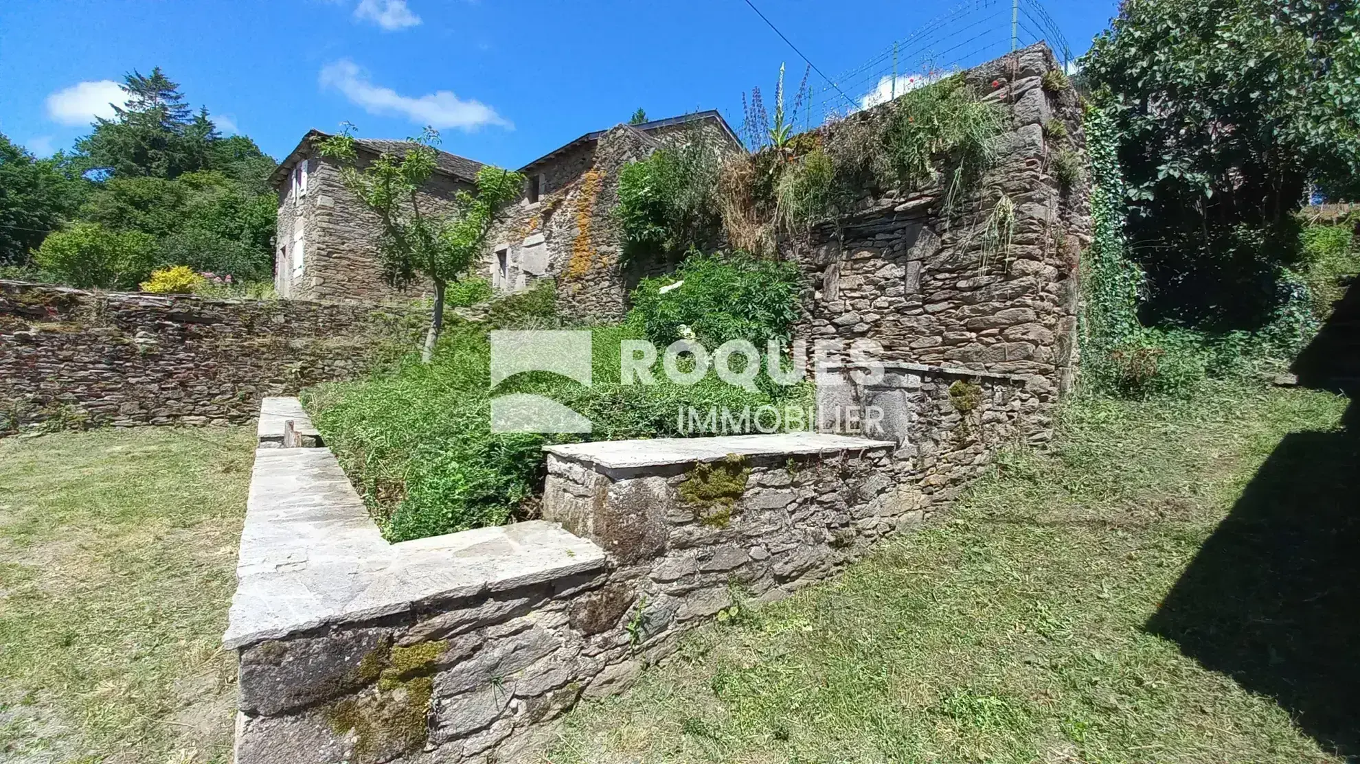 Maison F5 de 120 m² à rénover avec terrasse et jardin à Salle-Curan 
