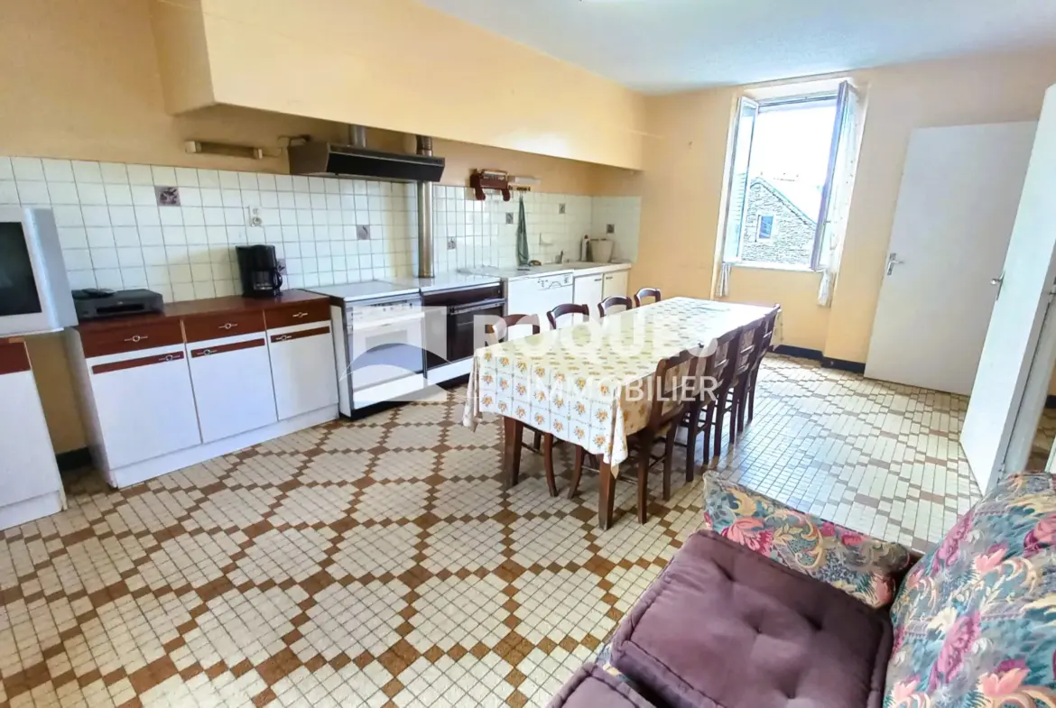 Maison F5 de 120 m² à rénover avec terrasse et jardin à Salle-Curan 