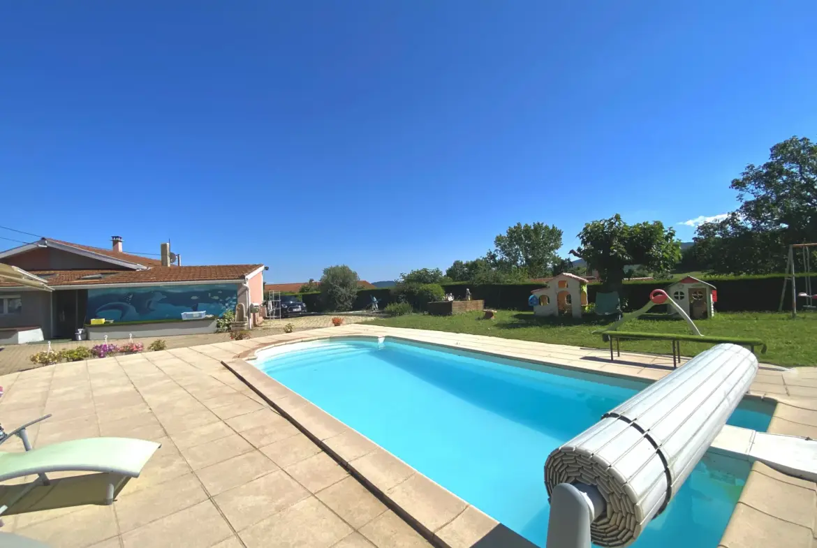Maison exceptionnelle à vendre à Bourg Argental avec piscine et terrasse 