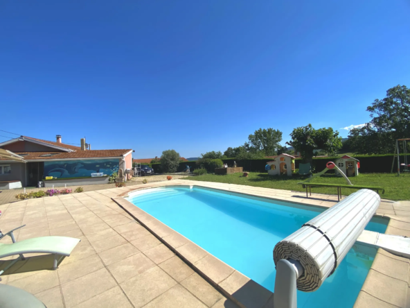 Maison exceptionnelle à vendre à Bourg Argental avec piscine et terrasse 