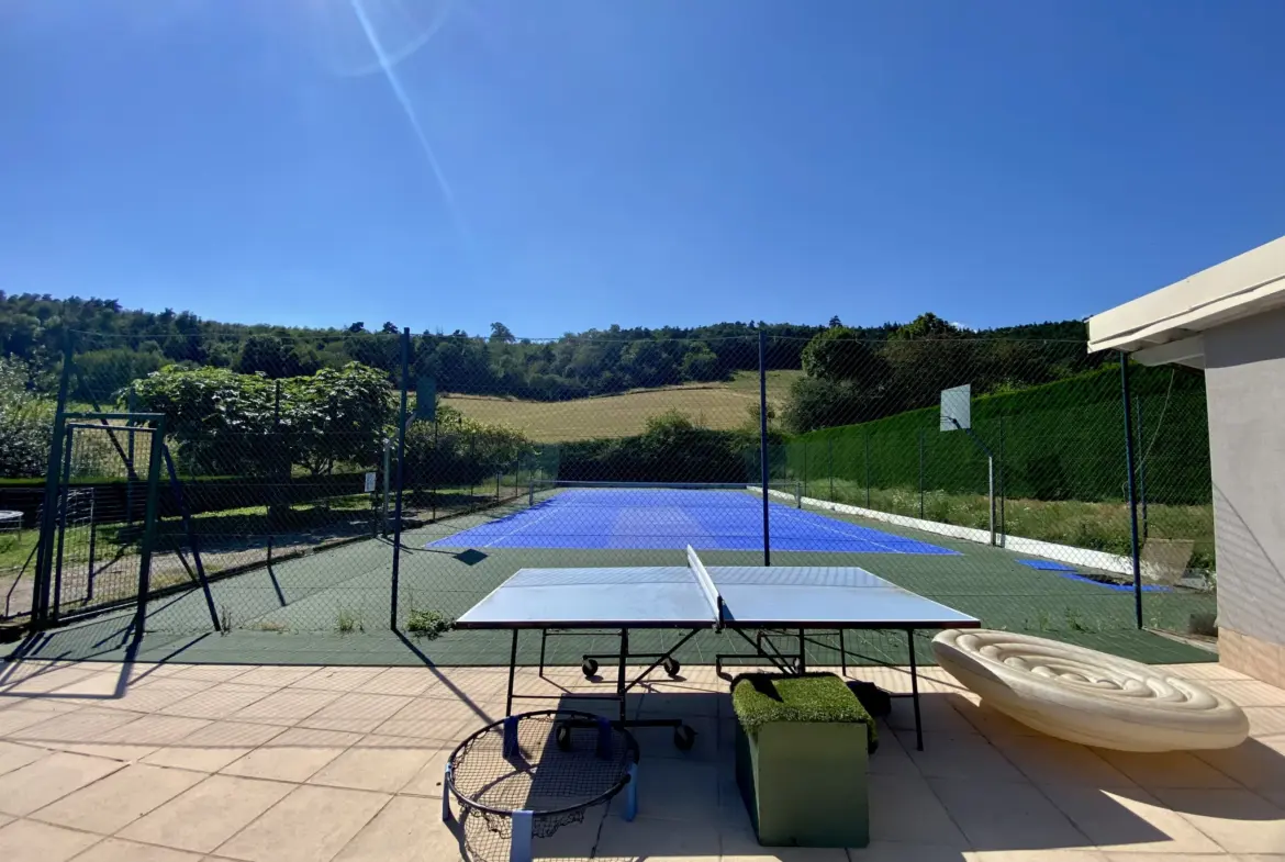Maison exceptionnelle à vendre à Bourg Argental avec piscine et terrasse 