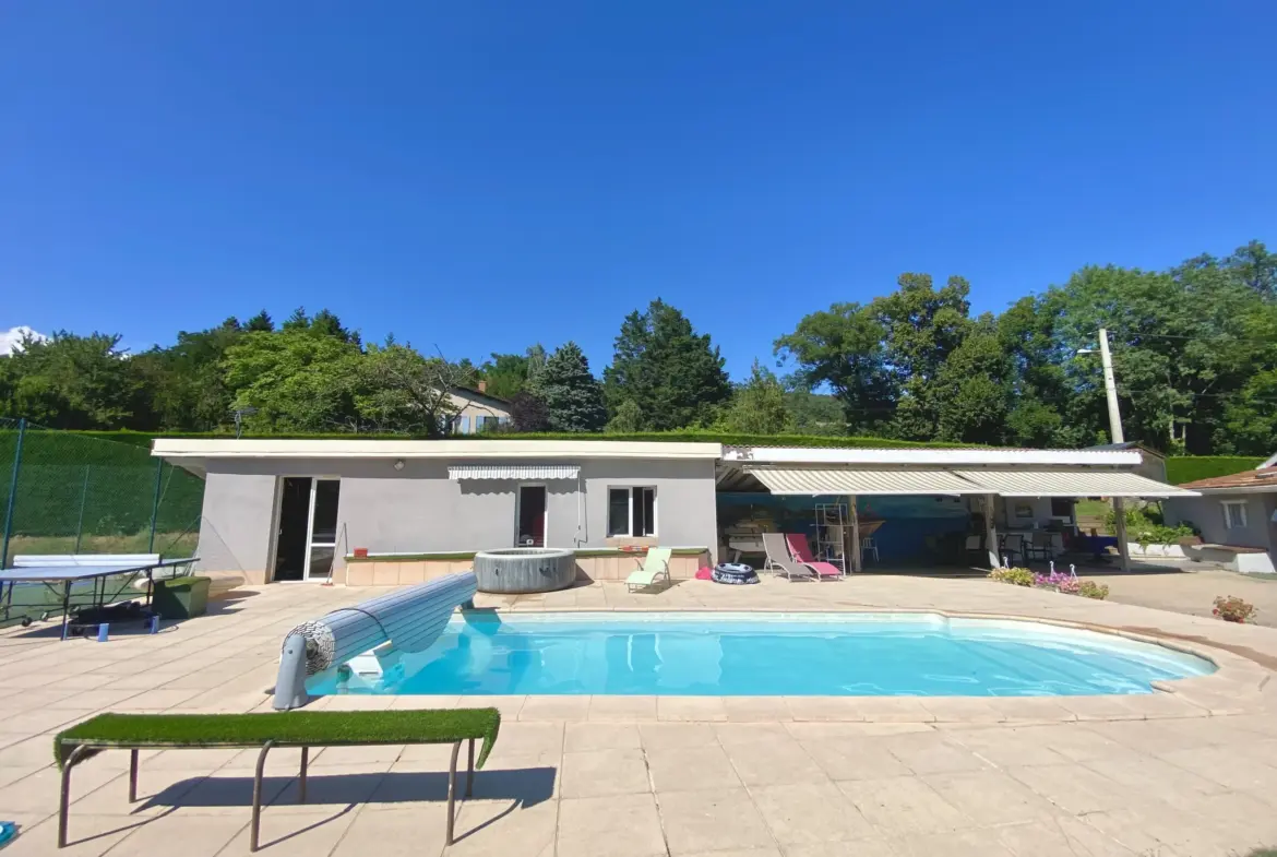 Maison exceptionnelle à vendre à Bourg Argental avec piscine et terrasse 