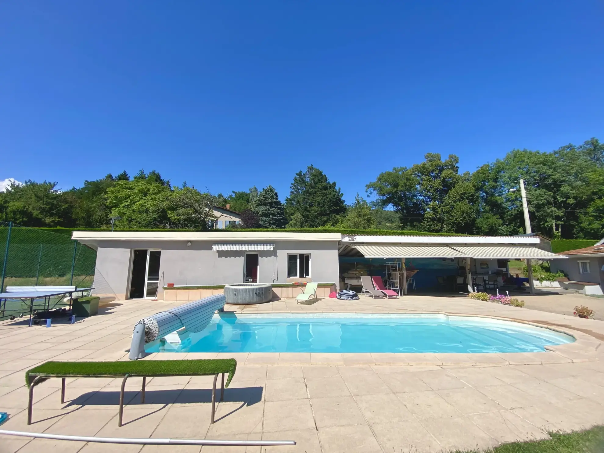 Maison exceptionnelle à vendre à Bourg Argental avec piscine et terrasse 