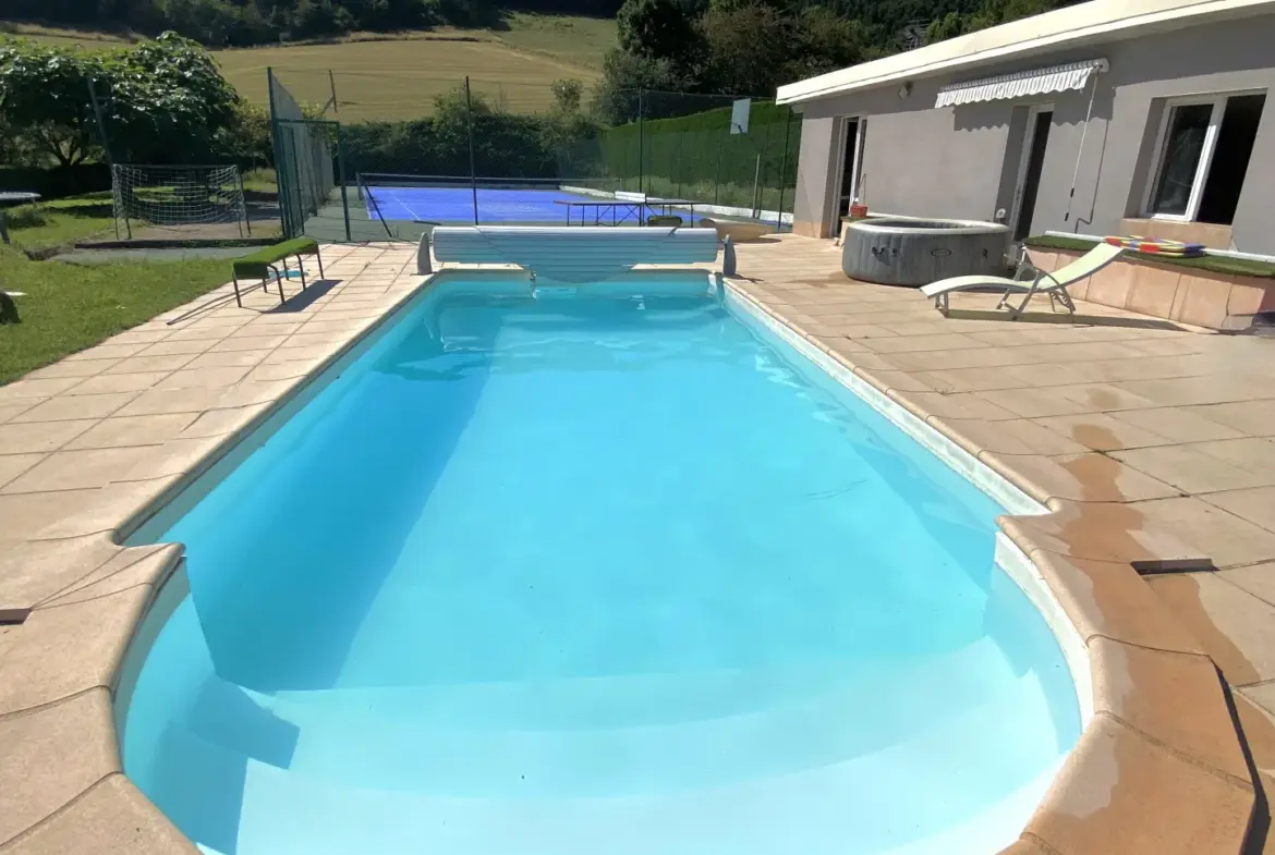 Maison exceptionnelle à vendre à Bourg Argental avec piscine et terrasse 