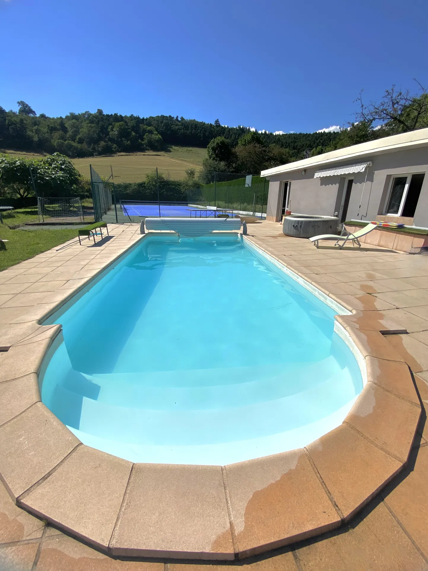 Maison exceptionnelle à vendre à Bourg Argental avec piscine et terrasse 