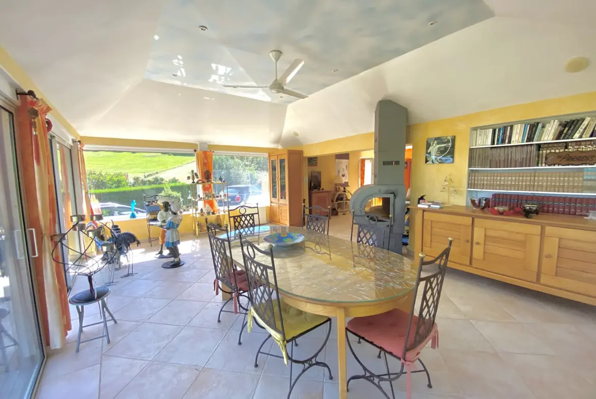 Maison exceptionnelle à vendre à Bourg Argental avec piscine et terrasse 