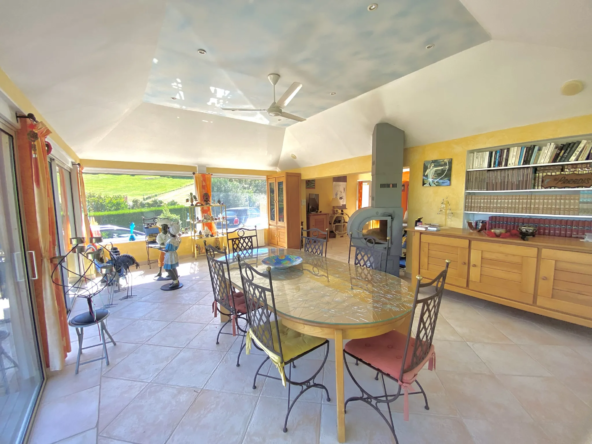 Maison exceptionnelle à vendre à Bourg Argental avec piscine et terrasse 