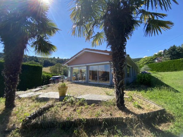 Maison exceptionnelle à vendre à Bourg Argental avec piscine et terrasse 