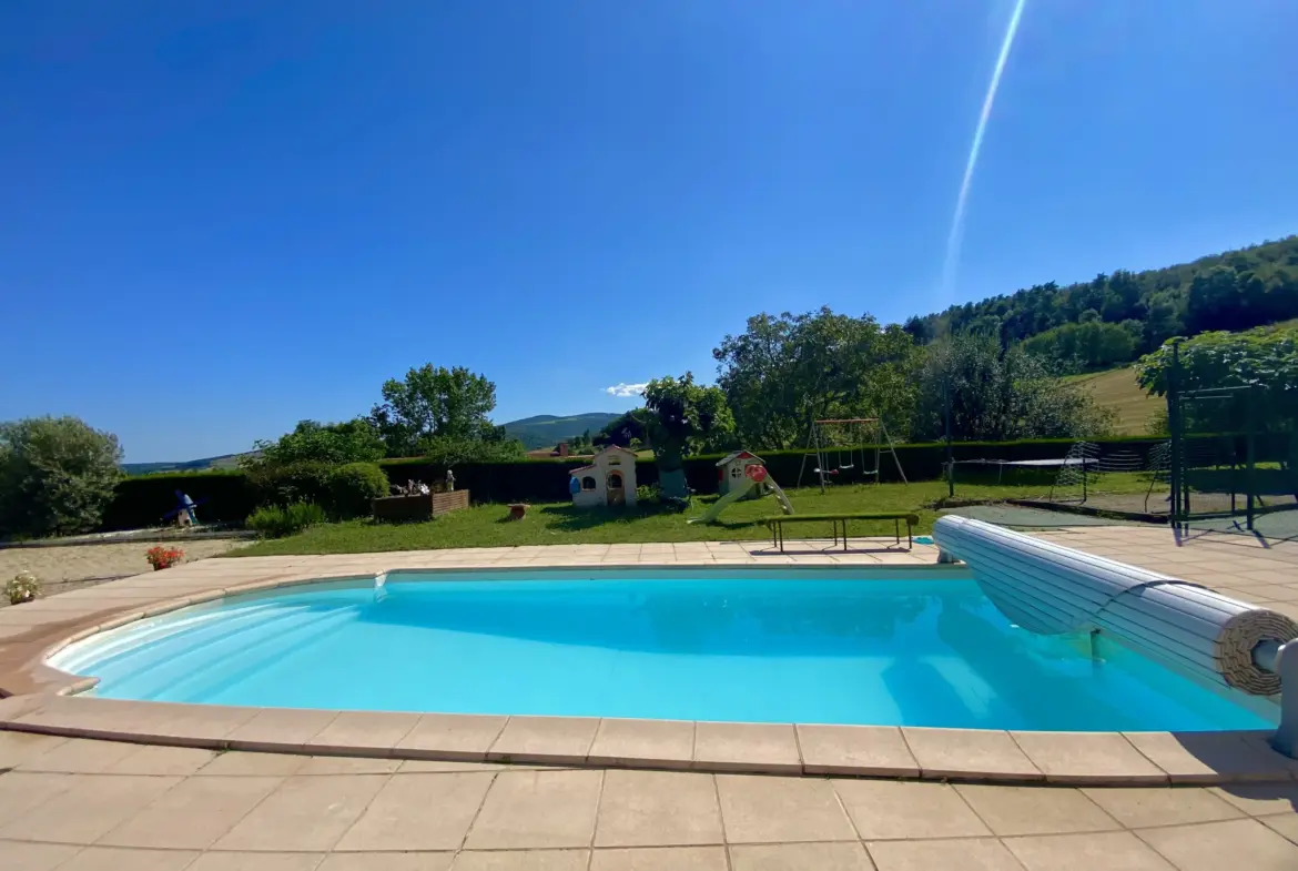 Maison exceptionnelle à vendre à Bourg Argental avec piscine et terrasse 