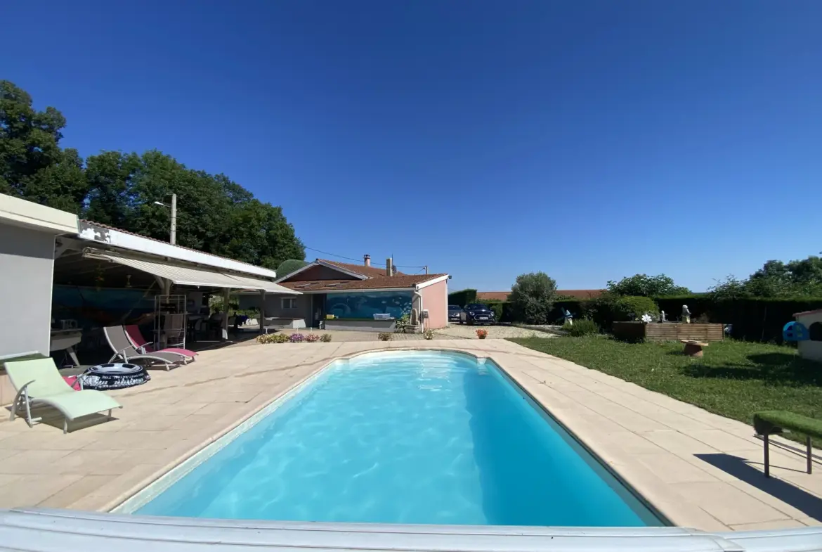 Maison exceptionnelle à vendre à Bourg Argental avec piscine et terrasse 