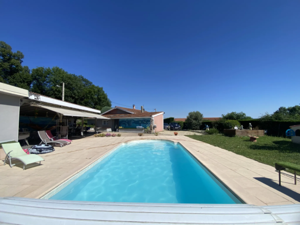 Maison exceptionnelle à vendre à Bourg Argental avec piscine et terrasse 