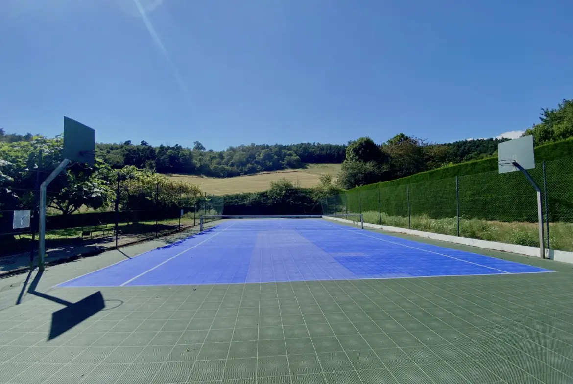Maison exceptionnelle à vendre à Bourg Argental avec piscine et terrasse 