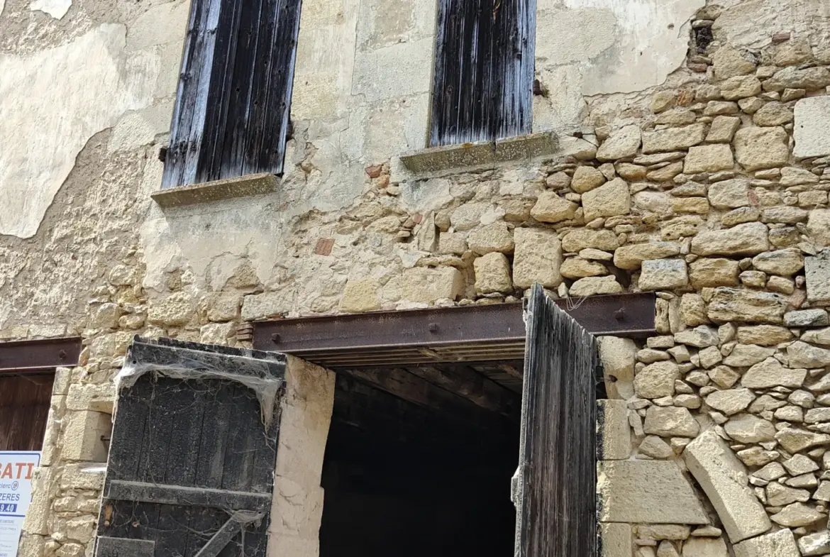 Maison en pierre à rénover entièrement à Saint Macaire 
