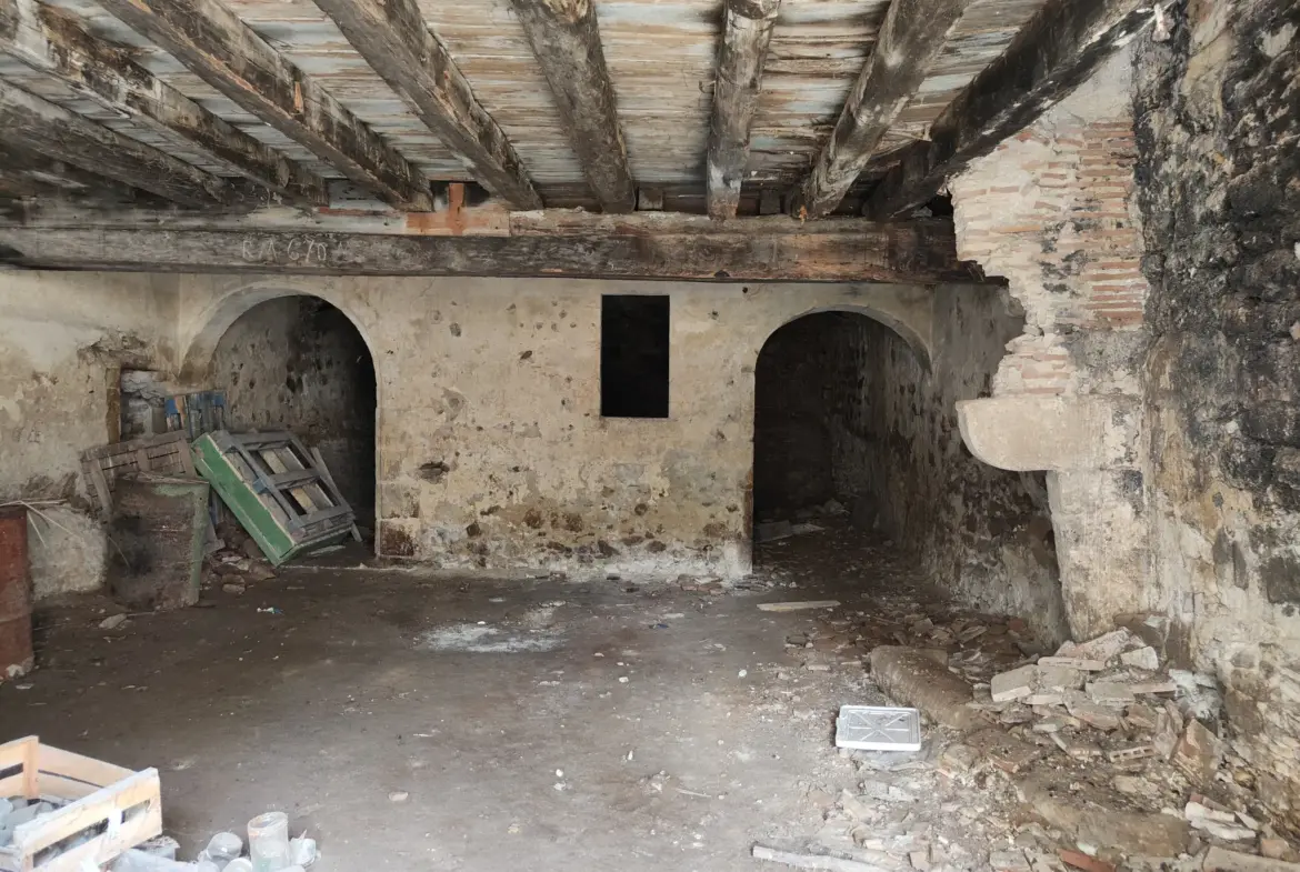 Maison en pierre à rénover entièrement à Saint Macaire 