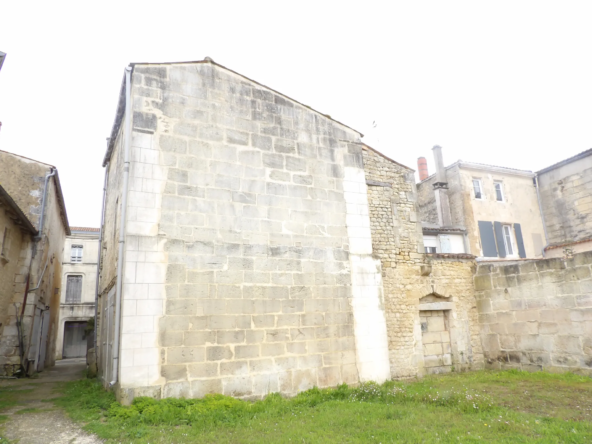 Immeuble 4 niveaux à vendre en centre-ville de Saint-Savinien 