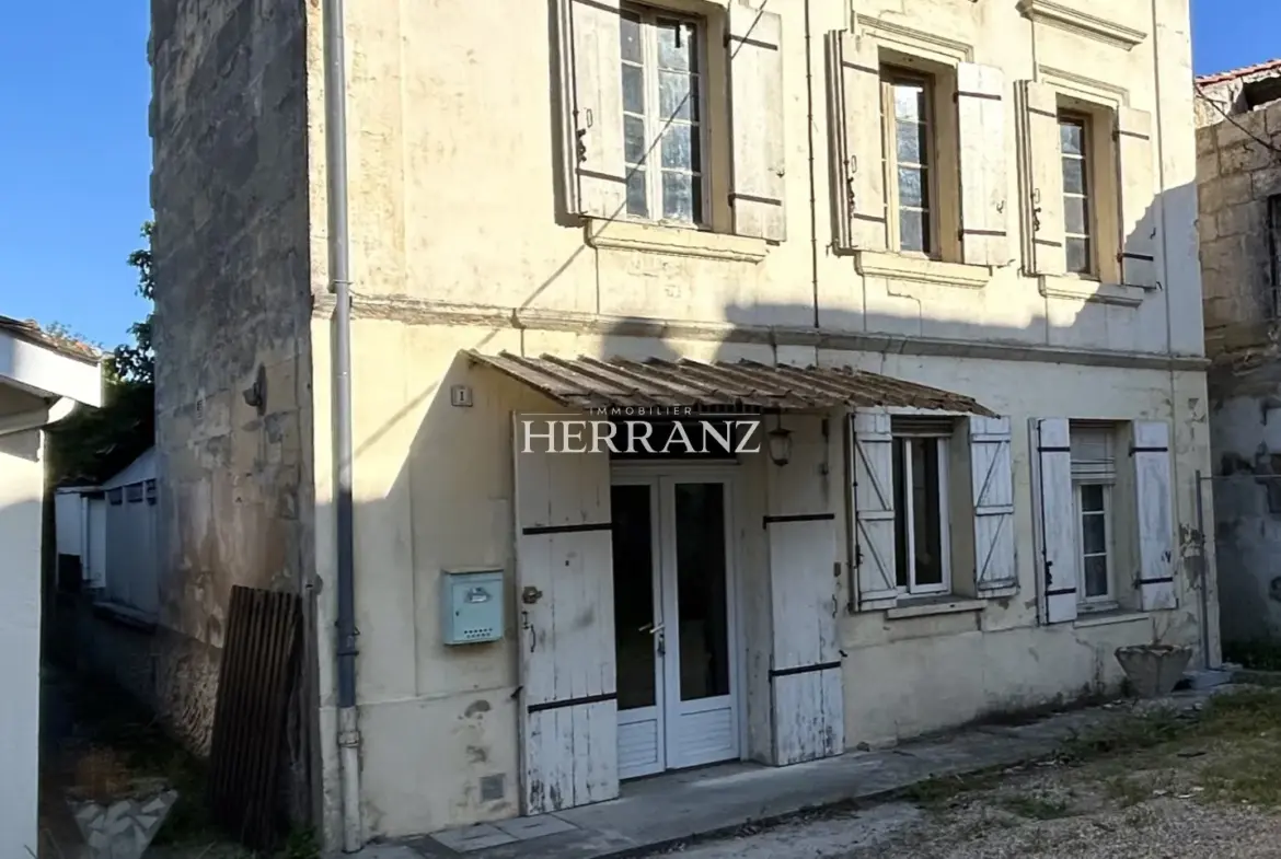 Maison de ville à rénover de 5 pièces à St Denis de Pile 