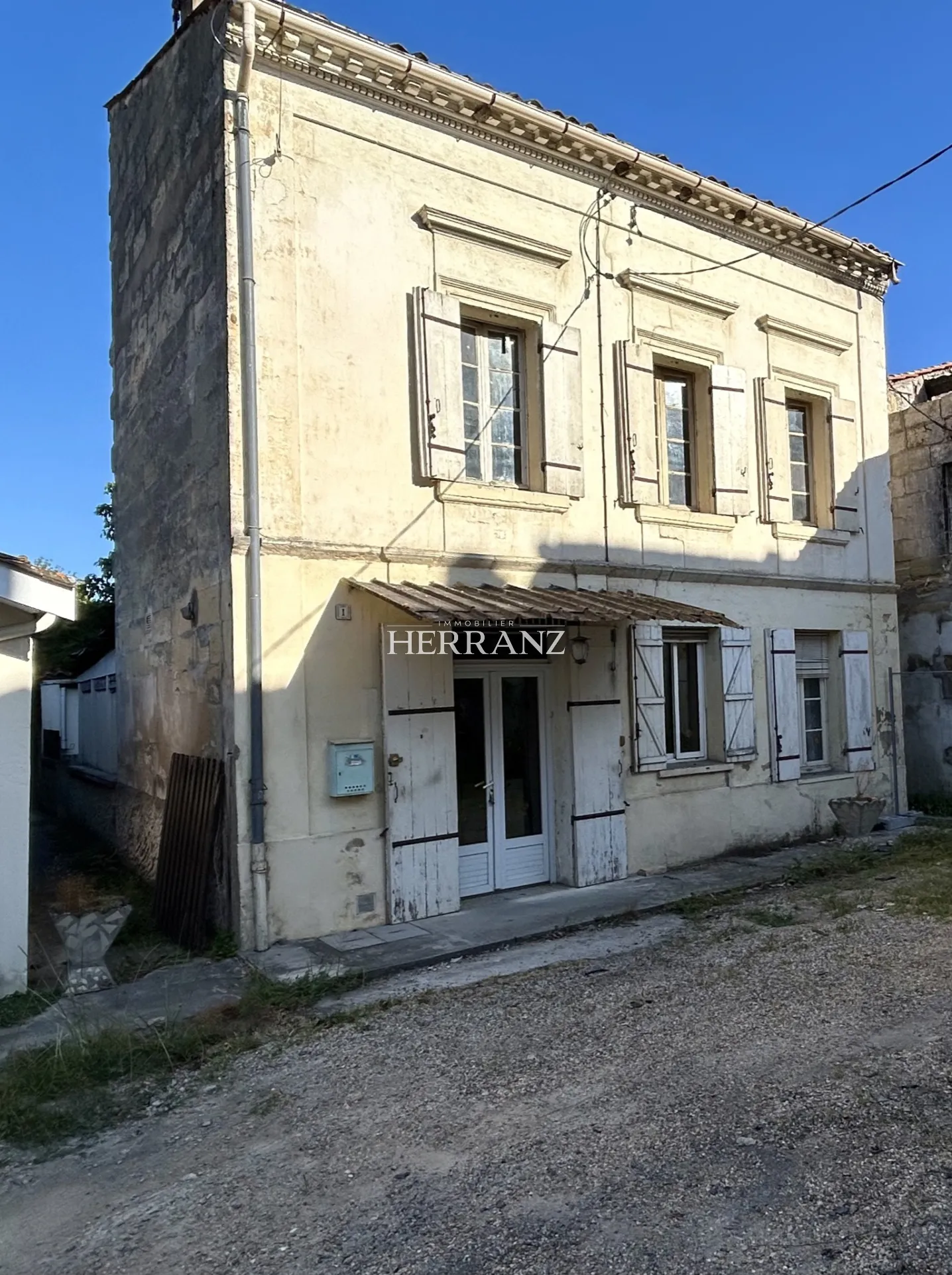 Maison de ville à rénover de 5 pièces à St Denis de Pile 