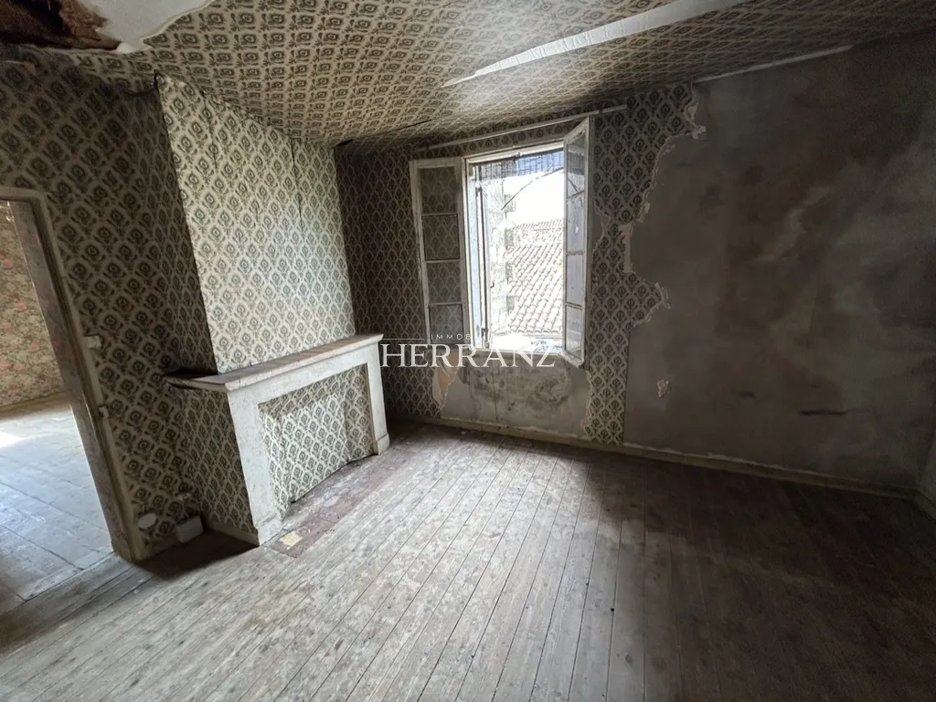 Maison de ville à rénover de 5 pièces à St Denis de Pile 
