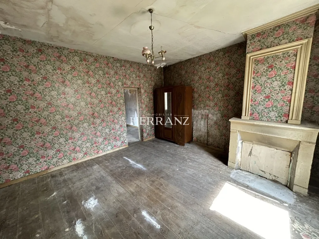Maison de ville à rénover de 5 pièces à St Denis de Pile 