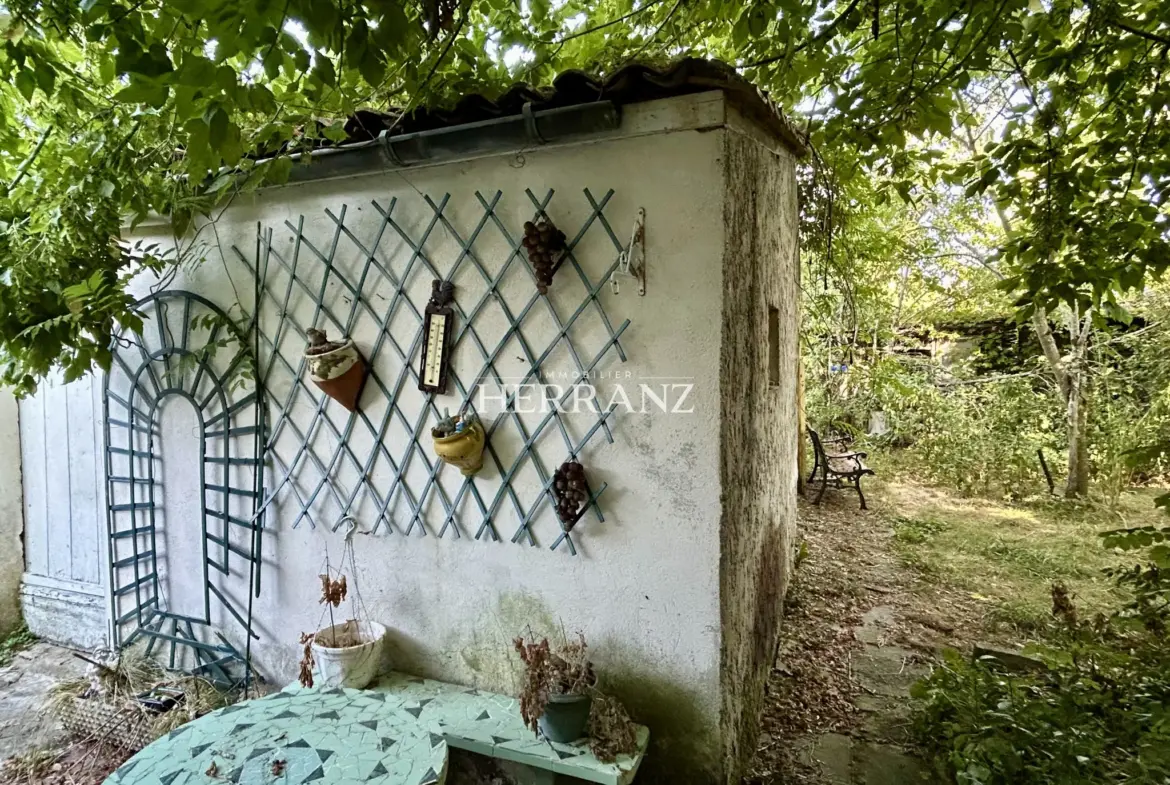 Maison de ville à rénover de 5 pièces à St Denis de Pile 