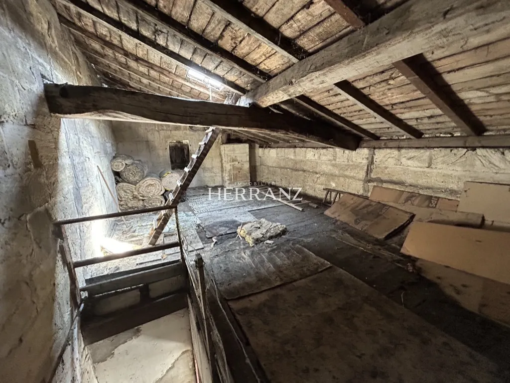Maison de ville à rénover de 5 pièces à St Denis de Pile 