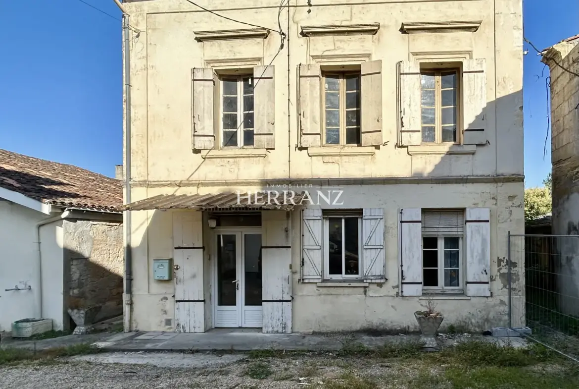 Maison de ville à rénover de 5 pièces à St Denis de Pile 