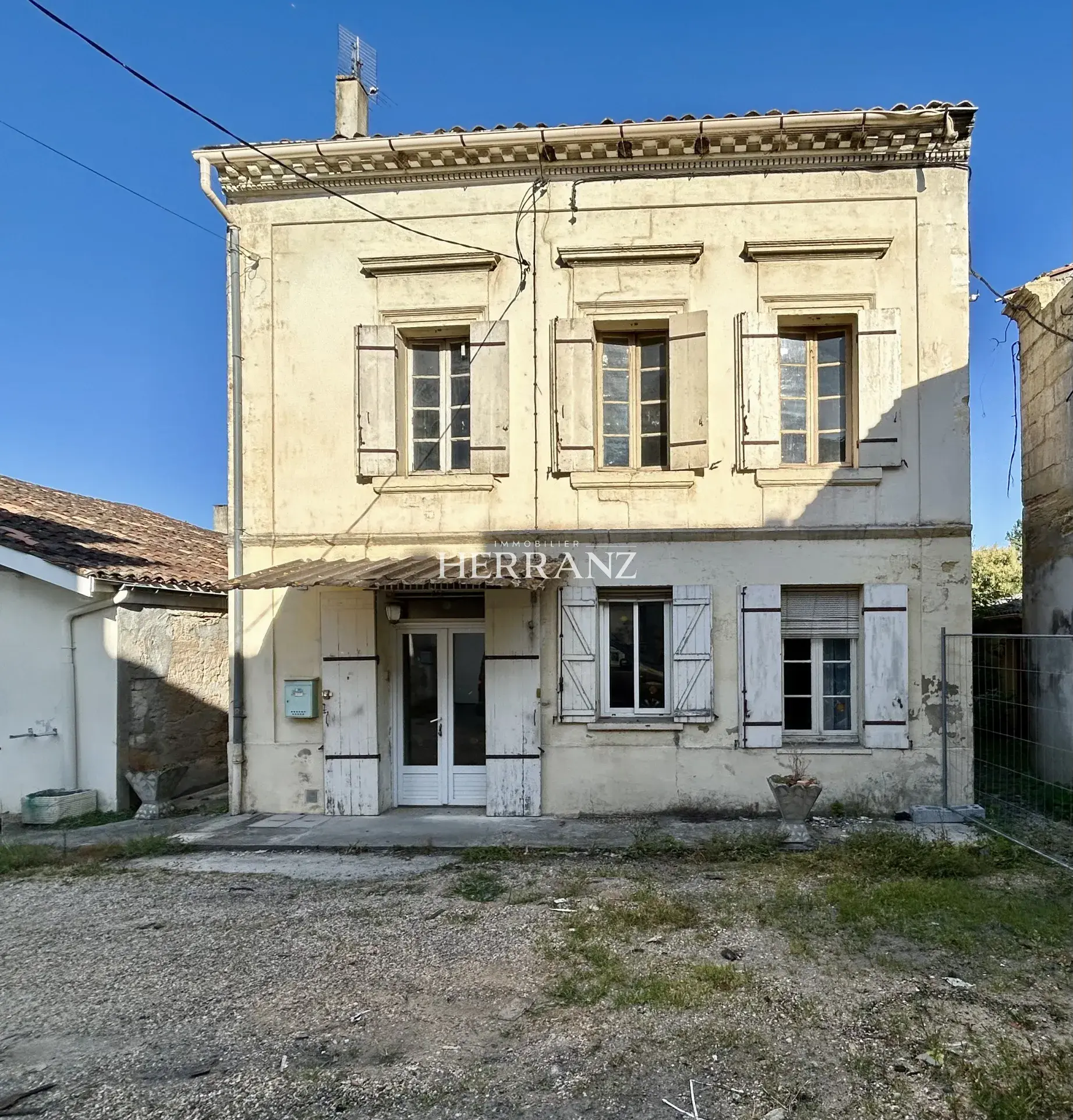 Maison de ville à rénover de 5 pièces à St Denis de Pile 