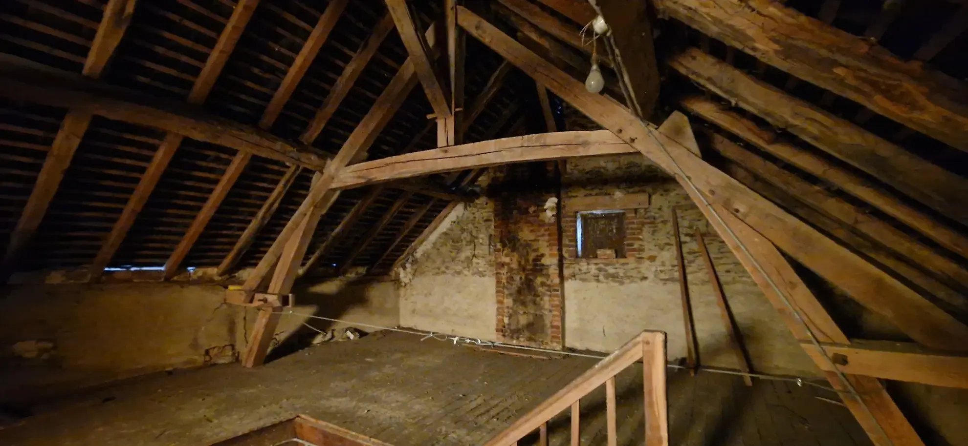 À vendre : Maison pierres avec grange à Lubersac 