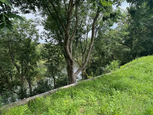 Terrain à bâtir avec vue dégagée sur la rivière à Château-Guibert 