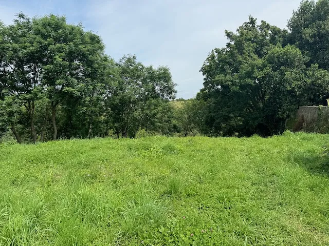 Terrain à bâtir avec vue dégagée sur la rivière à Château-Guibert 