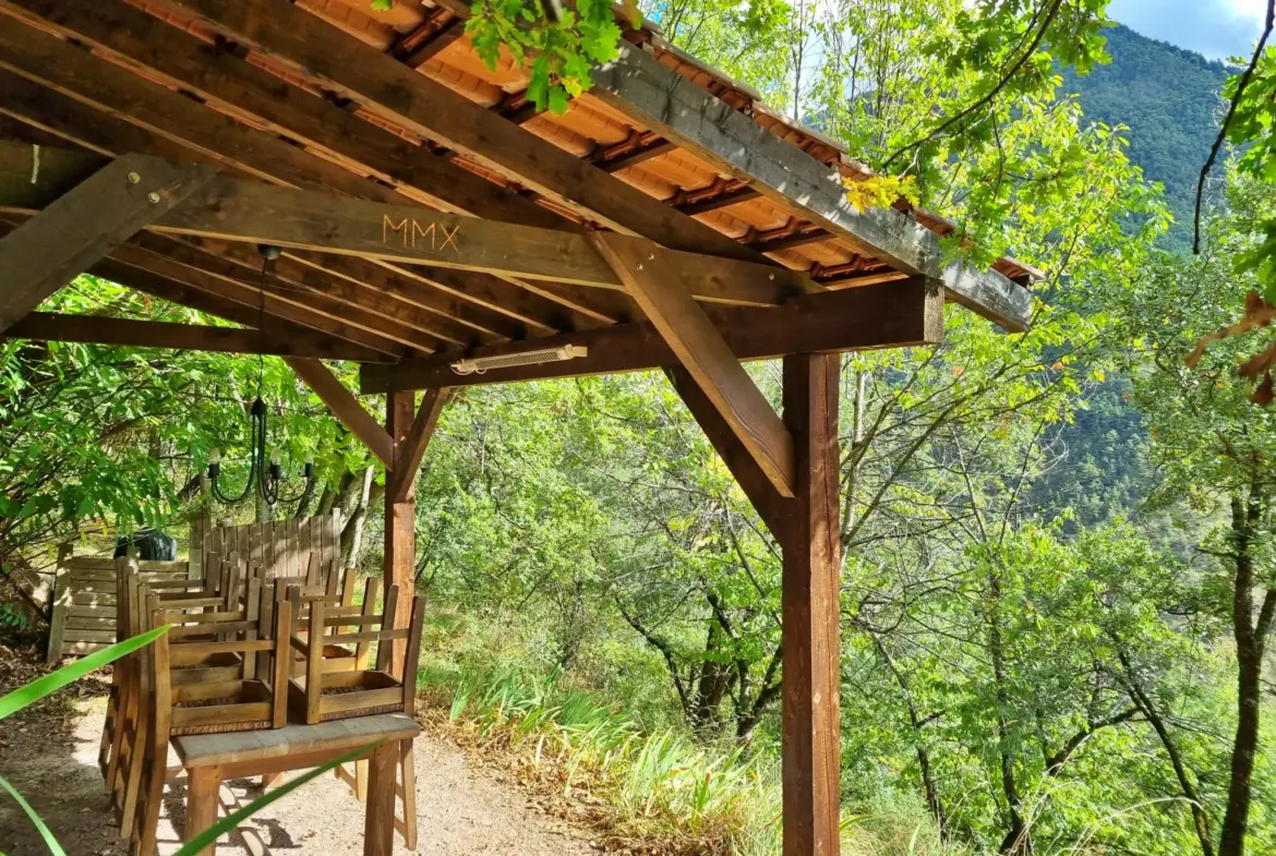 Terrain de Loisir de 1252 m2 aux Adrets, près de Belvédère 