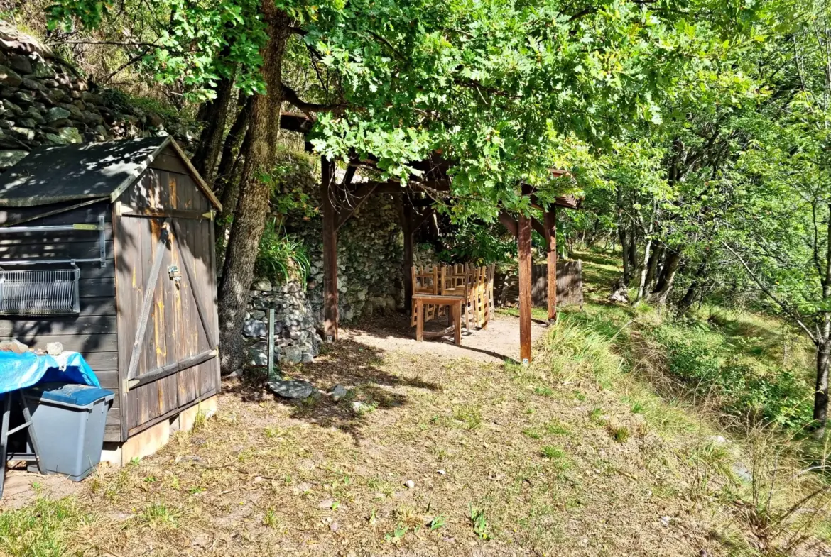 Terrain de Loisir de 1252 m2 aux Adrets, près de Belvédère 