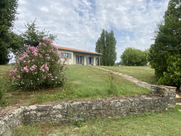 Maison avec dépendance et 1,2 hectares de terrain près de Sauveterre de Guyenne