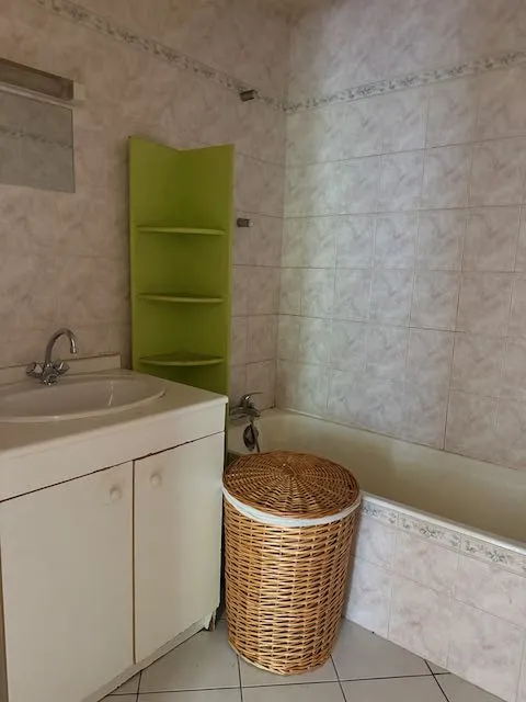 Maison en pierres à rénover à Ste Hermine, proximité commodités 