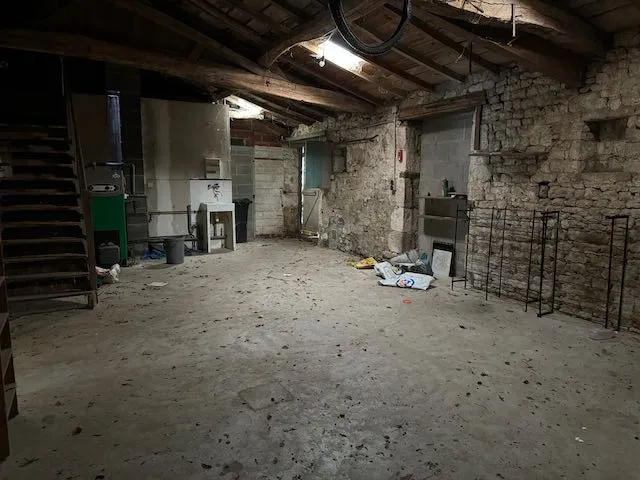 Maison en pierres à rénover à Ste Hermine, proximité commodités 