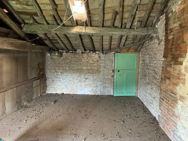 Maison en pierres à rénover à Ste Hermine, proximité commodités 