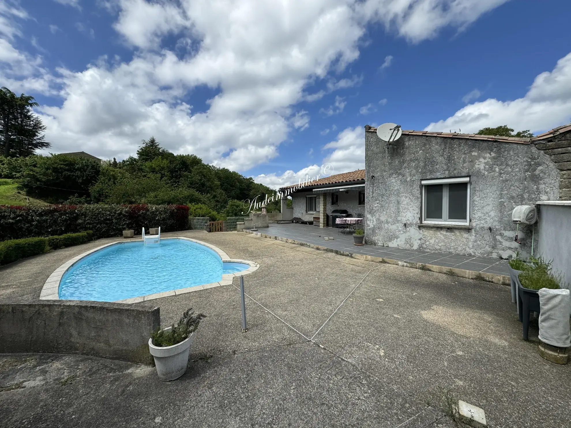 Maison avec jardin, piscine et dépendance à Belcastel et Buc 