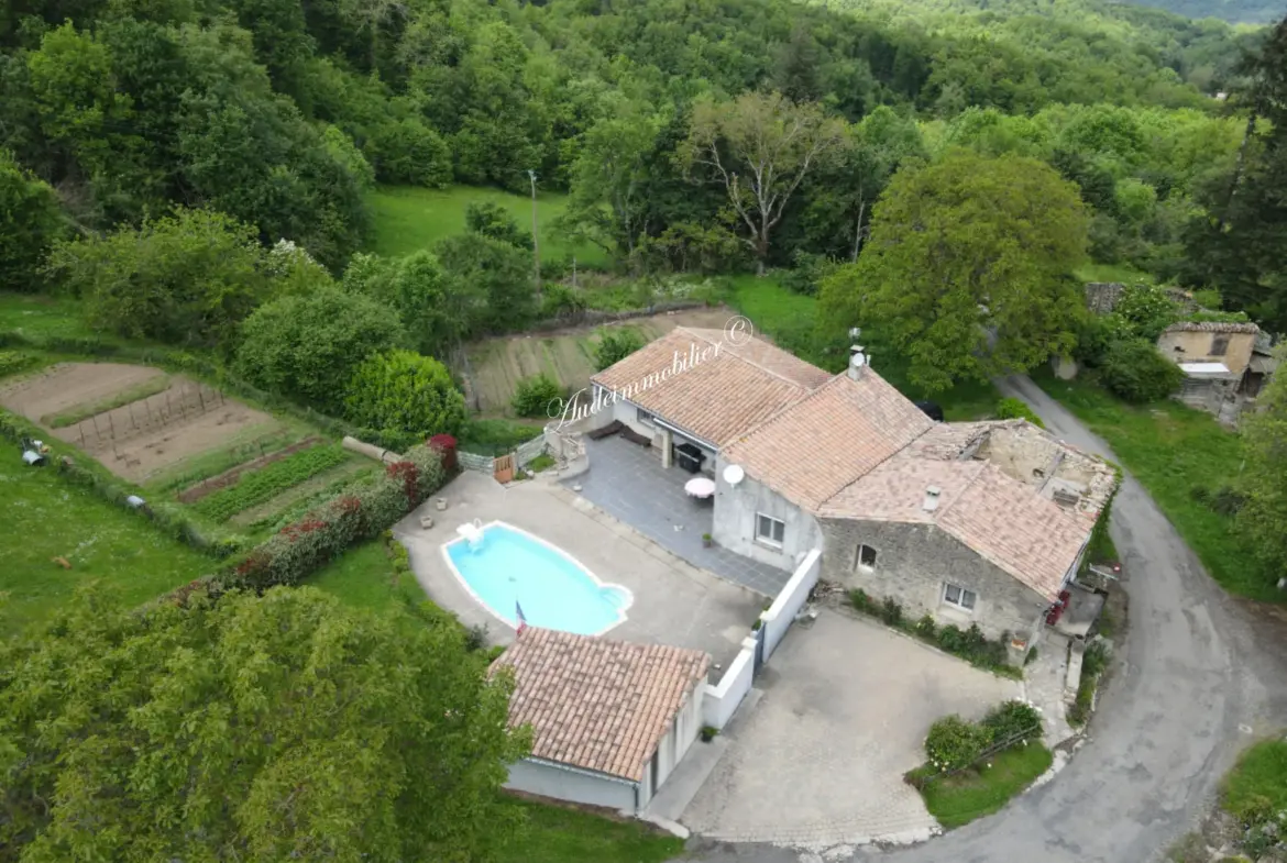 Maison avec jardin, piscine et dépendance à Belcastel et Buc 