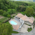 Maison avec jardin, piscine et dépendance à Belcastel et Buc