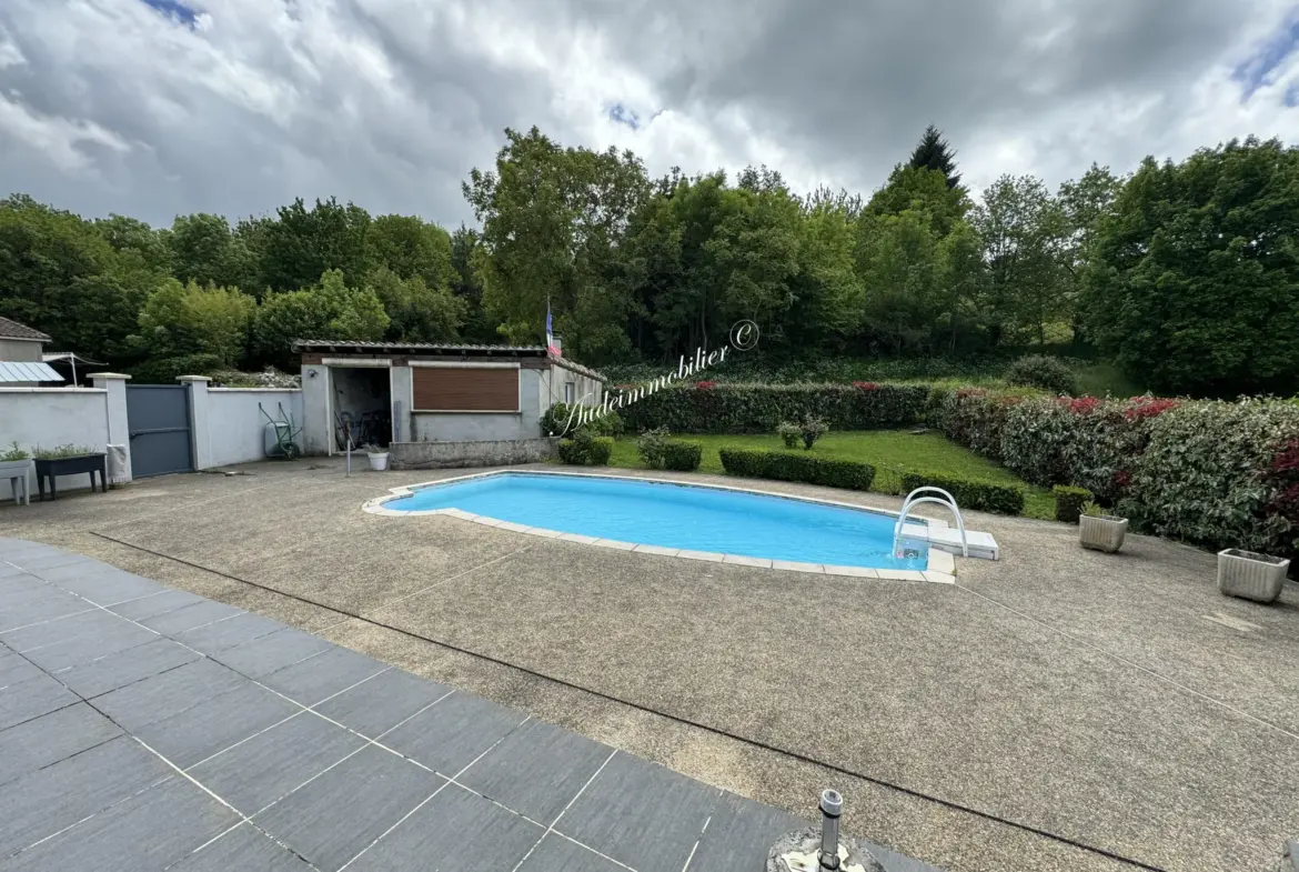 Maison avec jardin, piscine et dépendance à Belcastel et Buc 