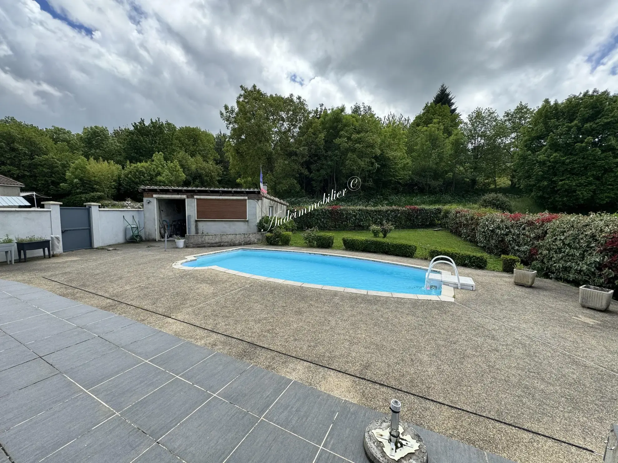 Maison avec jardin, piscine et dépendance à Belcastel et Buc 