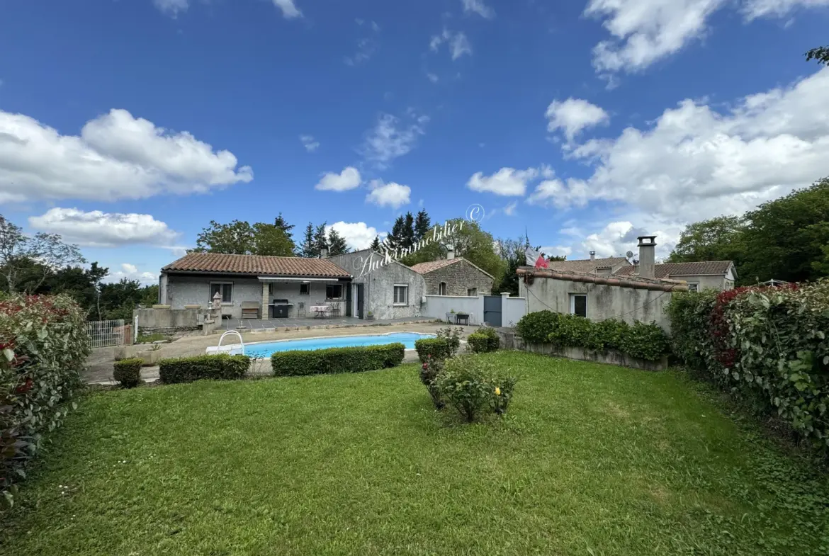 Maison avec jardin, piscine et dépendance à Belcastel et Buc 