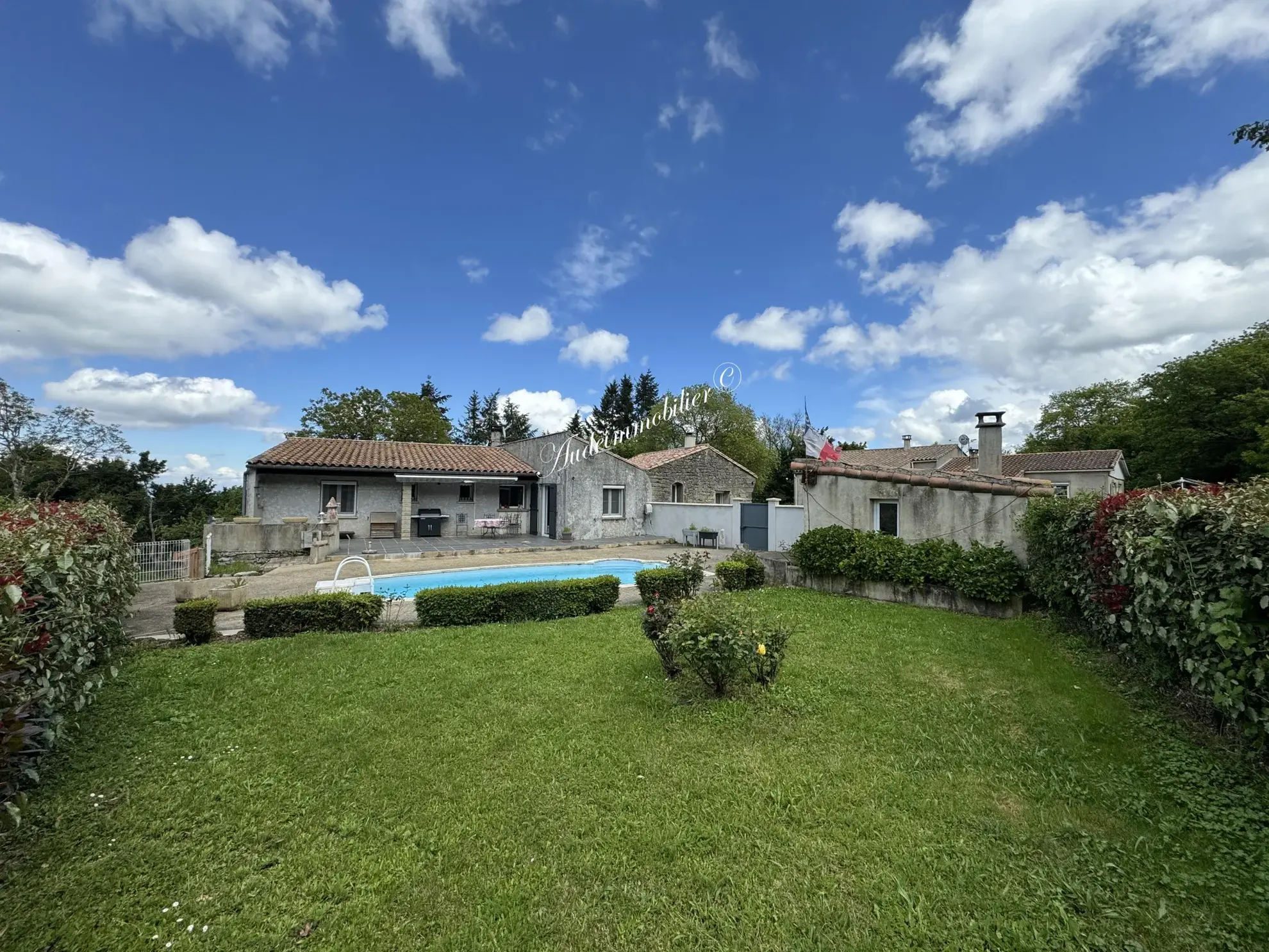 Maison avec jardin, piscine et dépendance à Belcastel et Buc 