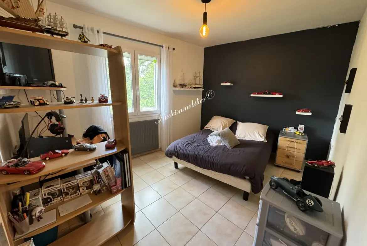 Maison avec jardin, piscine et dépendance à Belcastel et Buc 
