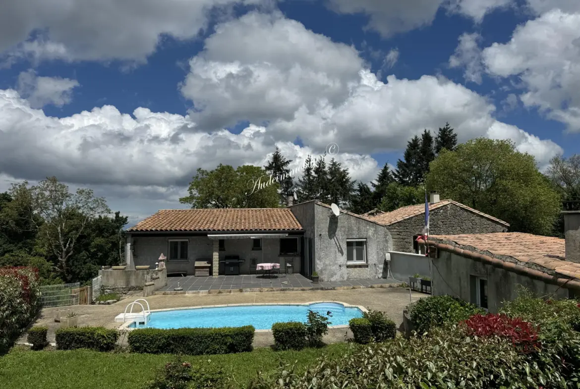 Maison avec jardin, piscine et dépendance à Belcastel et Buc 