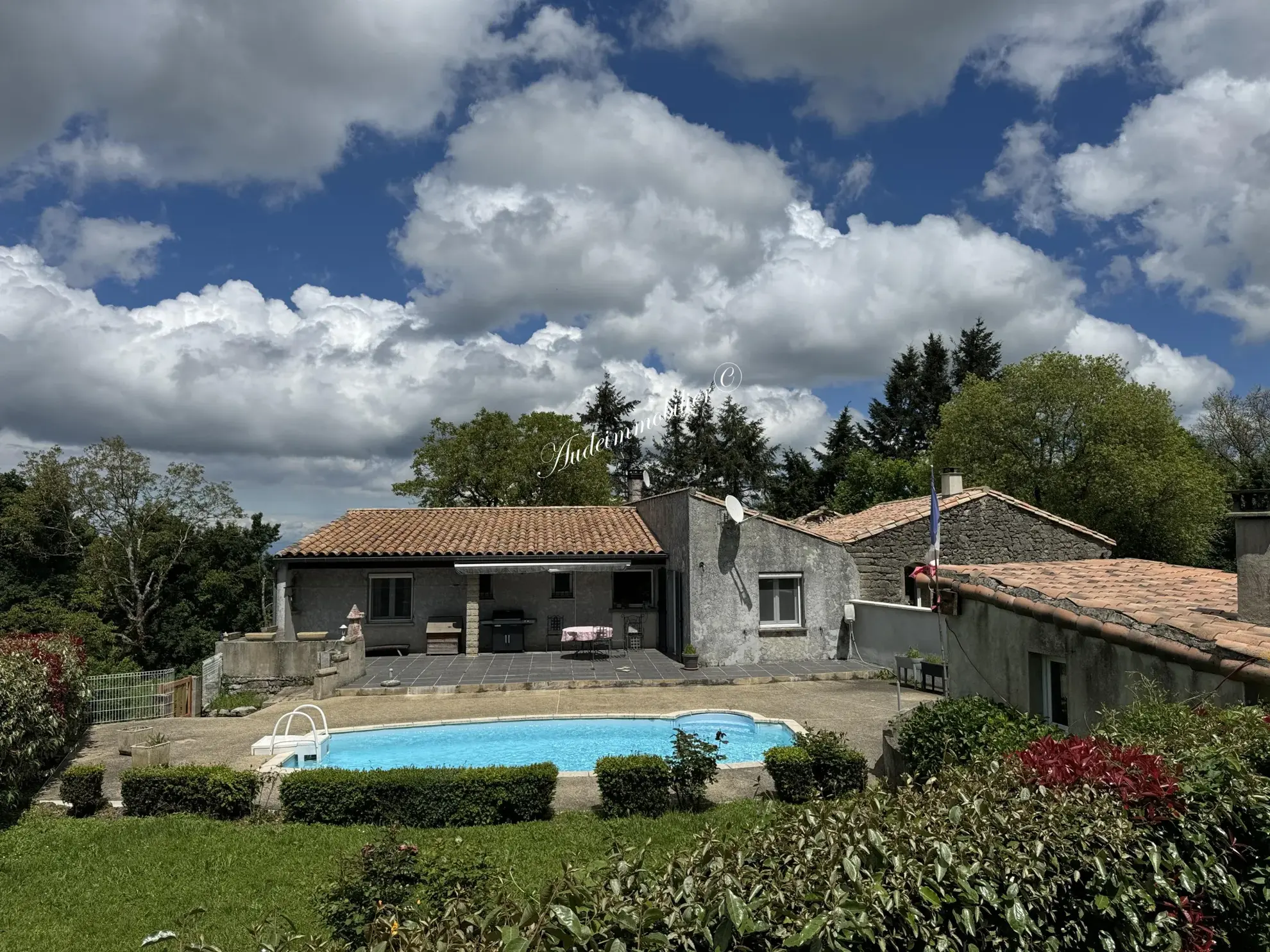 Maison avec jardin, piscine et dépendance à Belcastel et Buc 